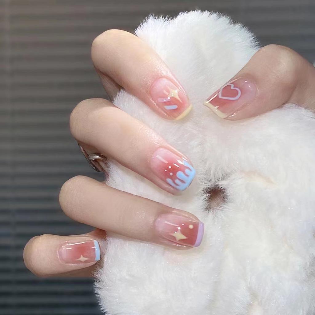 В новом летнем стиле ins используются патчи для ногтей Nail Pure Desire, чтобы подчеркнуть белые, съемные кусочки ногтей, длинные и короткие кусочки ногтей, а также готовые ногти.