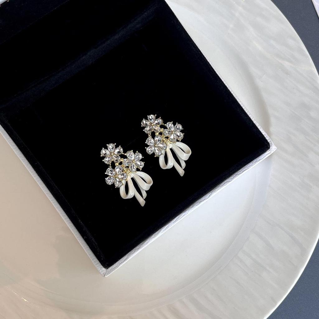 Изысканные серебряные серьги-гвоздики с кисточкой-бантом: Женские нежные цветочные украшения в стиле легкой роскоши