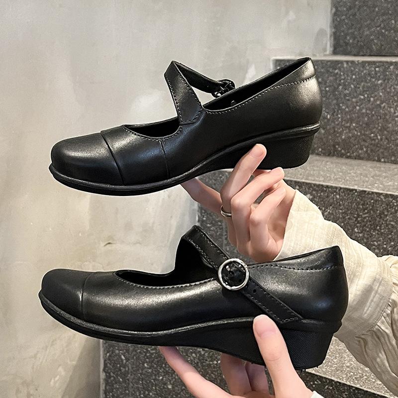 Лоферы одинарная обувь женские сандалии на танкетке с пряжкой толстая подошва увеличивающие рост темперамент черные маленькие кожаные туфли рабочая обувь для мамы высокий каблук
