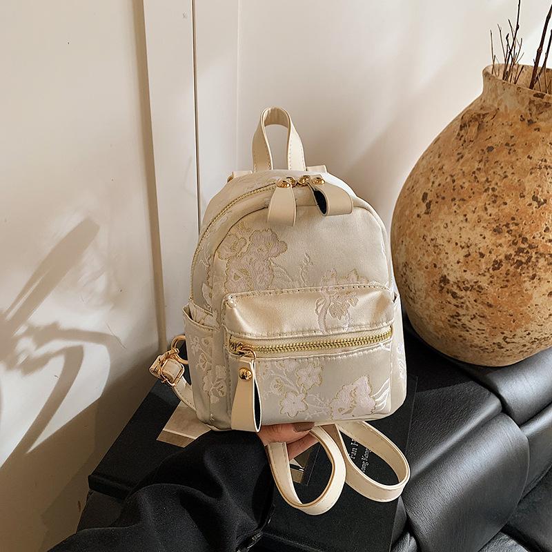 Ретро рюкзак женский 2025 новый модный и повседневный нишевый дизайн корейская версия уличного тренда для выхода в свет и путешествий
