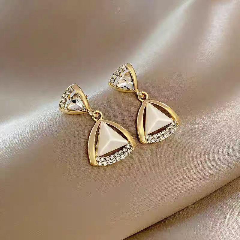 Серебряные серьги-игл с цветком из кошачьего глаза - элегантный, универсальный модный аксессуар для женщин