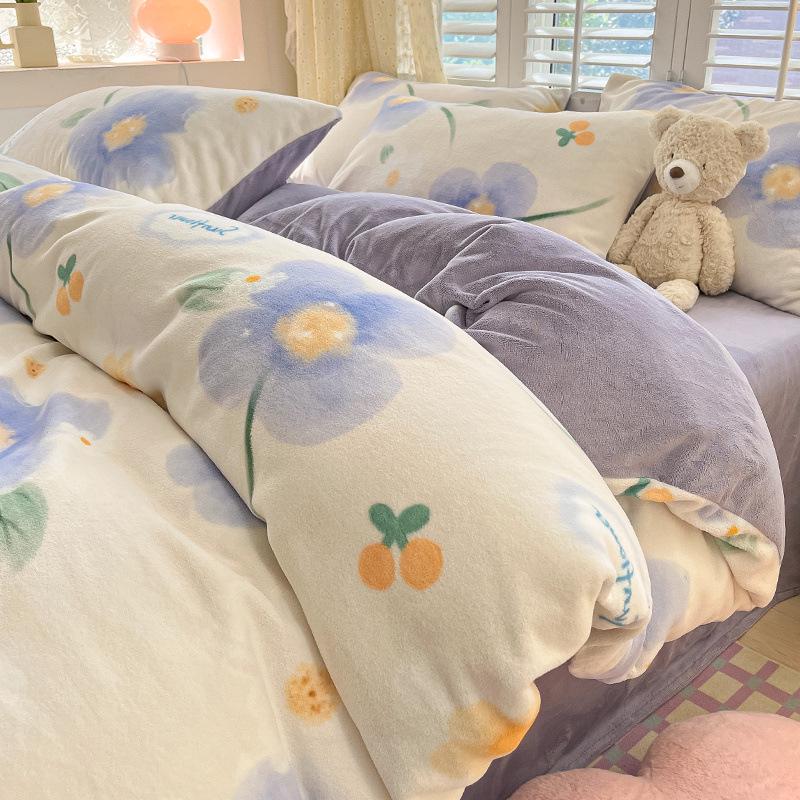 Зимний комплект постельного белья из молочного велюра 2025: Свежее коралловое флисовое и фланелевое одеяло, простыня, наволочка