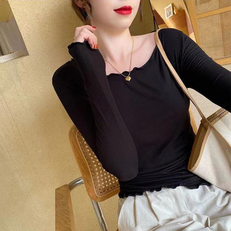 Женская базовая модель с длинными рукавами и деревянными ушками. Футболка с круглым вырезом. Рубашка с верхом внутри.