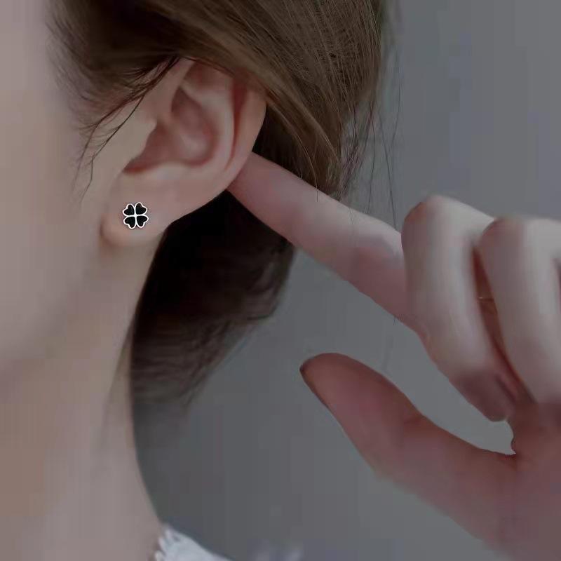 Черные серьги-гвоздики с четырехлистным клевером для женщин, серьги, подчеркивающие темперамент и индивидуальность, простые и универсальные серьги