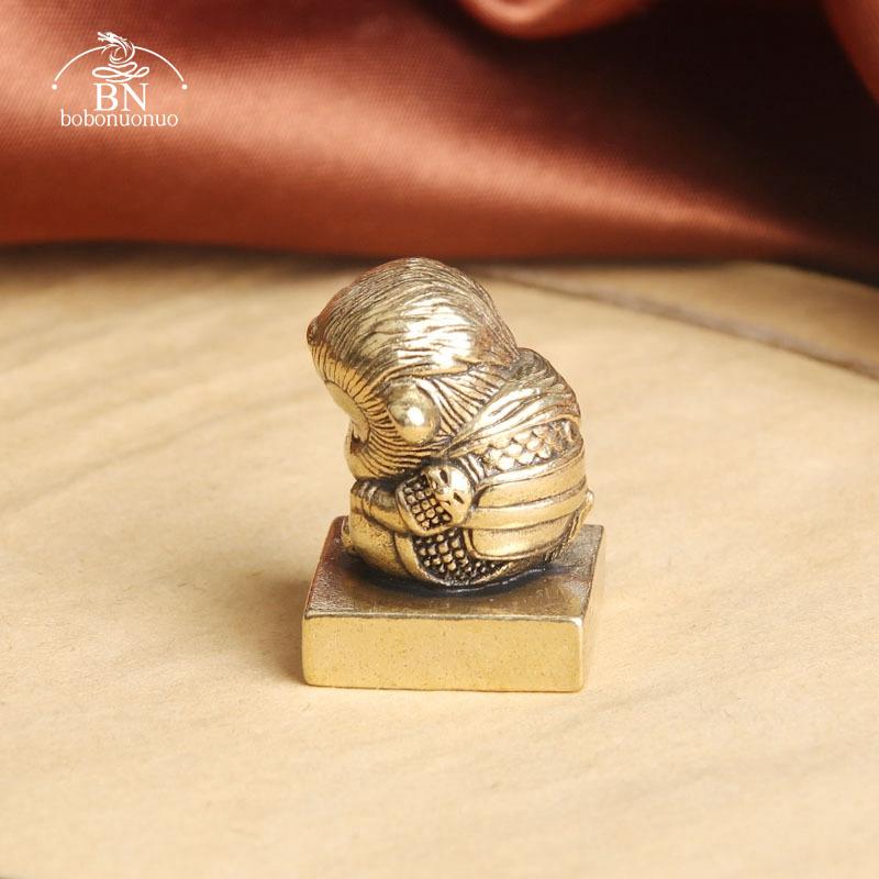 Vintage Brass Cute Monkey King Seal Small Statue Lucky Desktop Ornament Solid Animal Figurine Miniature Home Decorations Crafts