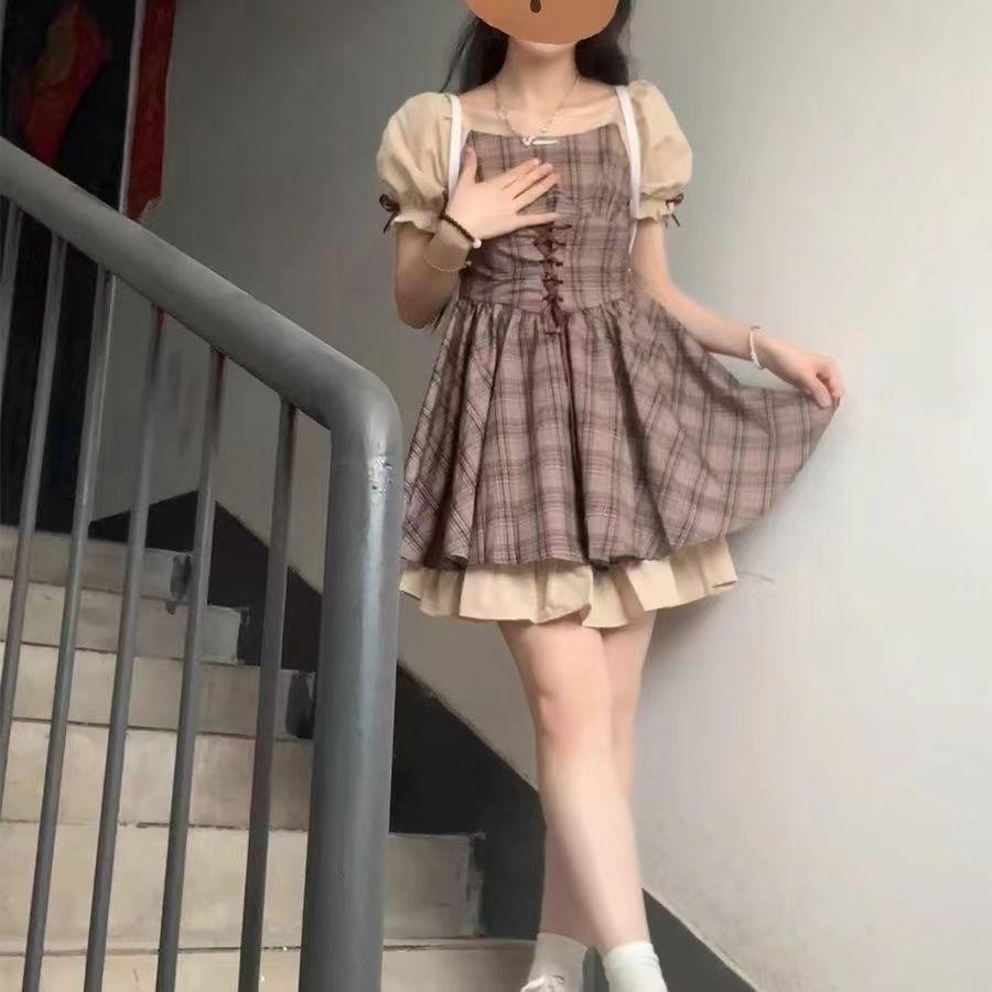Женское летнее платье с квадратным вырезом, свежей клеткой, облегающее талию, с короткой юбкой на шнуровке и в милом академическом стиле