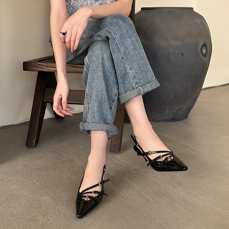 In the spring and autumn of 2025, the new pointed thin heel belt buckle single shoes have a niche design sense of versatility, and the back strap is b