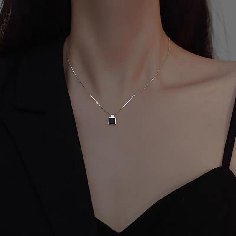 Square Pendant Necklace Fashionable and Stylish Necklace, Collar, Women's Charm, Transparent Pendant Necklace, Party Jewelry Gift