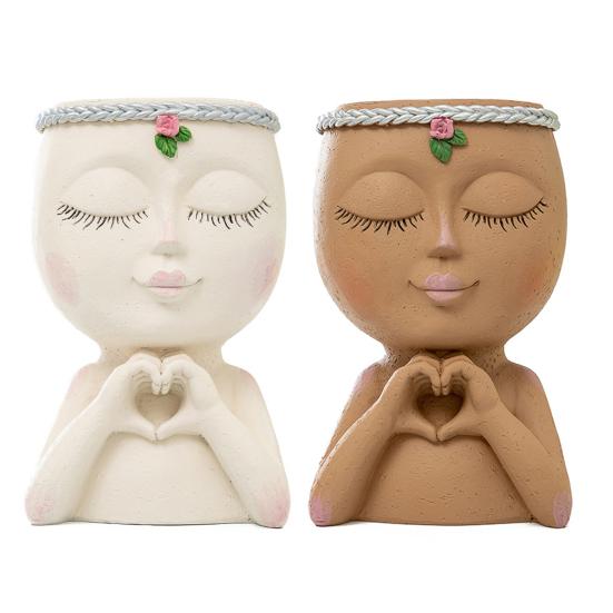 Суккулентный горшок Маленькая девочка с закрытыми глазами и жестом сердца Отверстие для дренажа Лицо