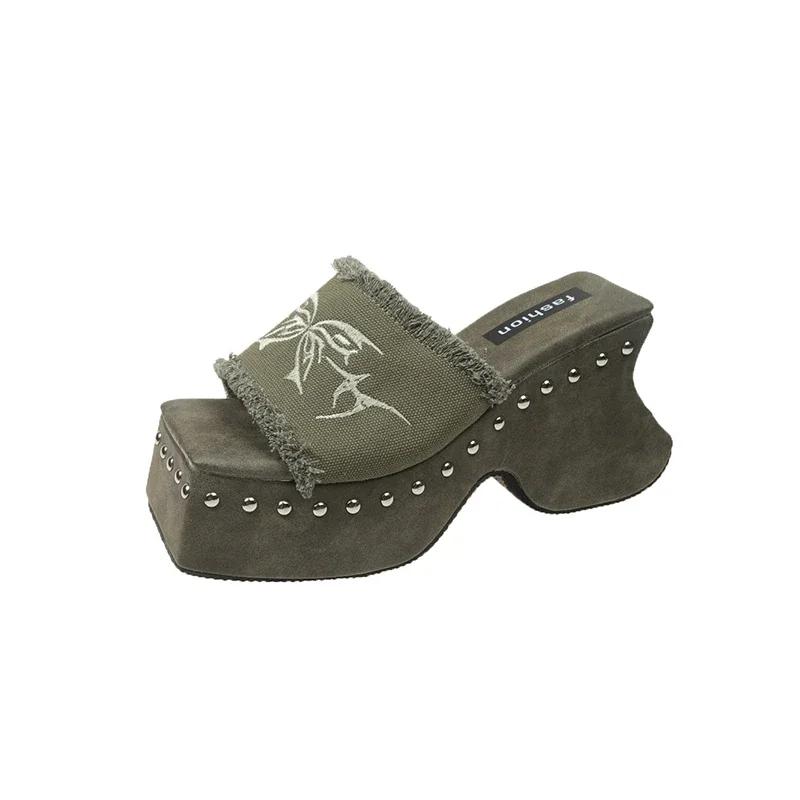 Мода 2024 года, новые готические тапочки на платформе для женщин, джинсовая бабочка, модный металлический дизайн, модные заклепки, слипоны, женская обувь в стиле панк, лето