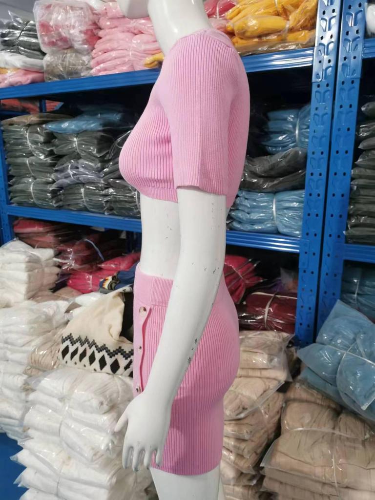 Лето 2025 Женский Сексуальный Вязаный Кроп-Топ и Мини-Юбка с Разрезом на Пуговицах