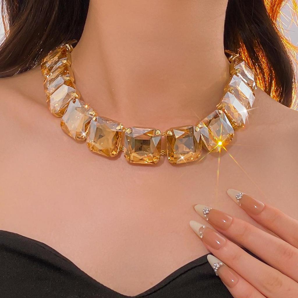 Изысканный набор: квадратное колье и серьги со стразами, нишевый дизайн