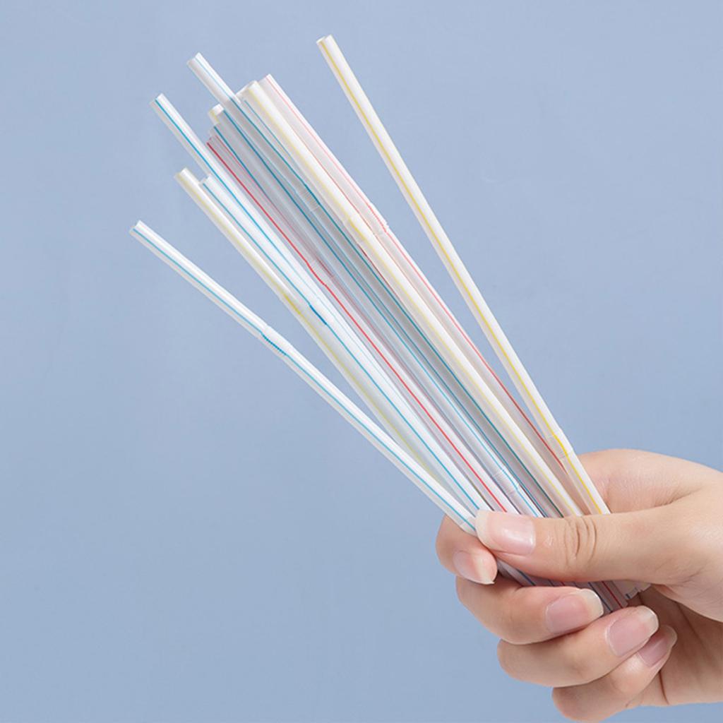 Упаковка из 100 одноразовых трубочек. Гибкие пластиковые трубочки. Питьевые трубочки. Пластиковый материал, подходящий для коктейлей из воды и сока.