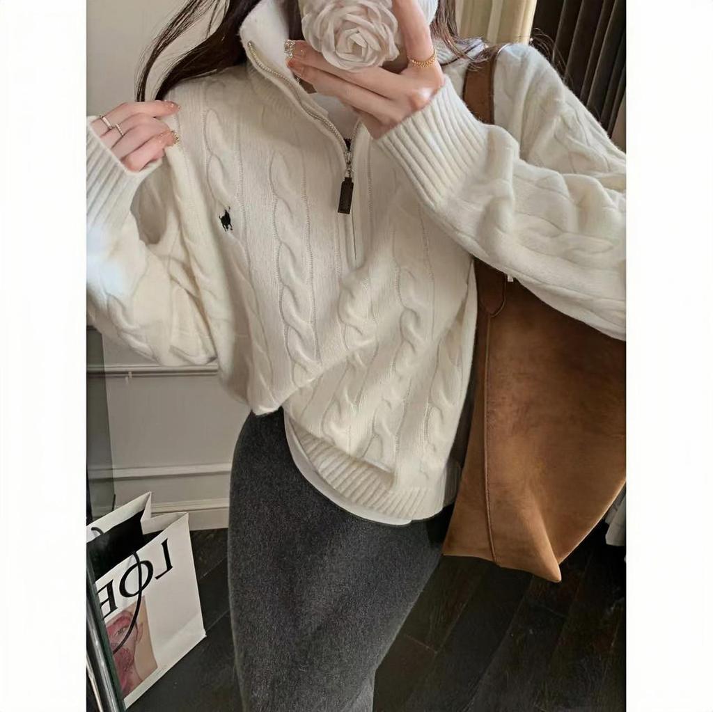 Свитер в корейском стиле с вышивкой пони и полувысоким воротником - Коллекция Осень/Зима 2025