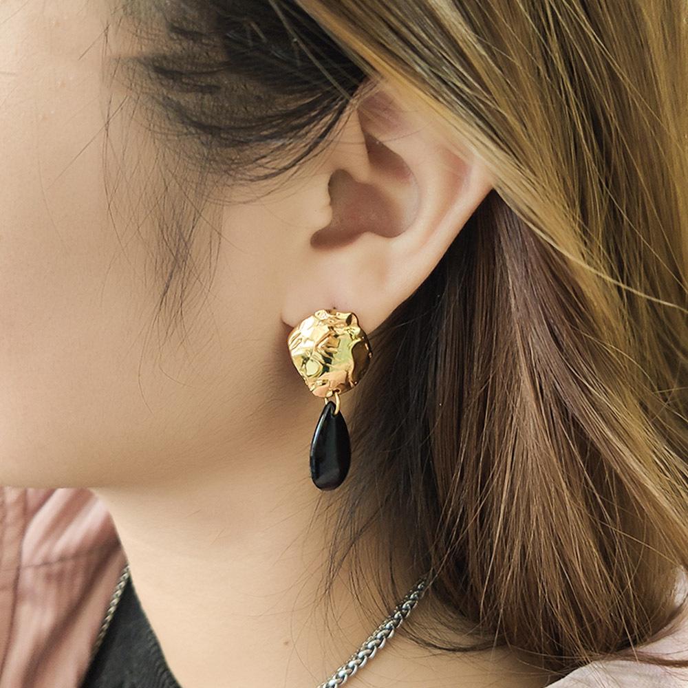 European and American cold wind earrings women's long temperament ins black agate earrings 18K real gold electroplating simple round face thin