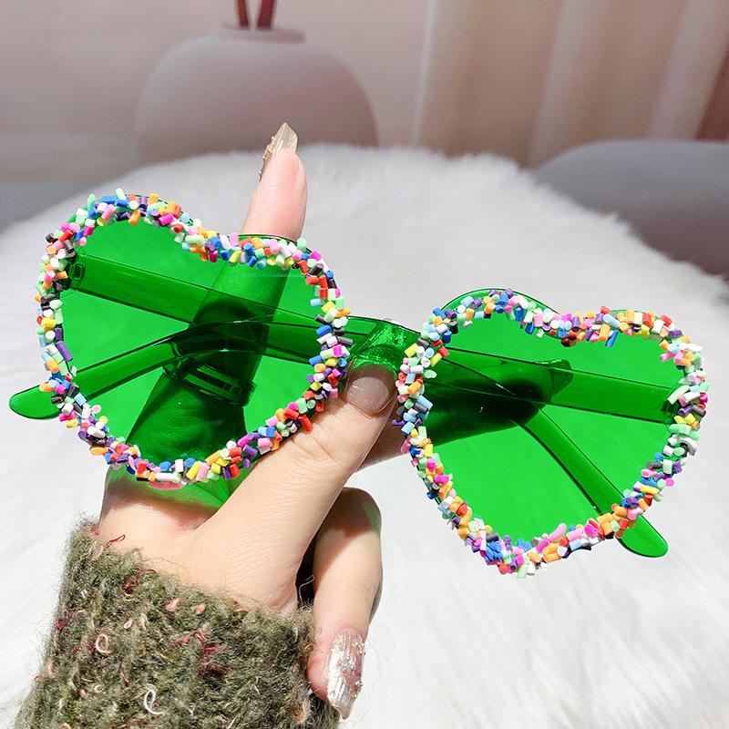 Новые солнцезащитные очки Love Personality Sticker Fashion Peach Heart Women Single Party Trending Beach Sunglasses