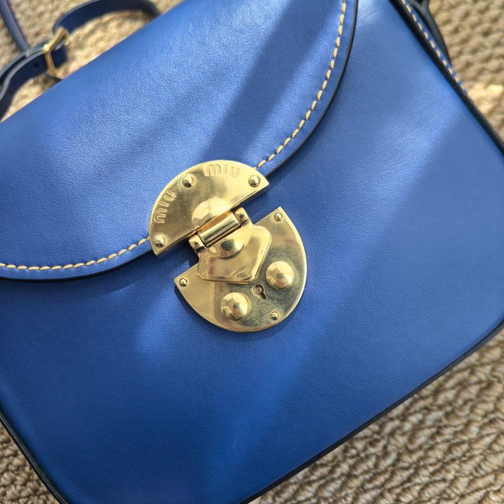 [Pre-Owned] Blue Leather Shoulder Bag - Very Good #1FP80OS