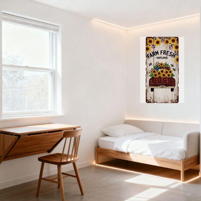 Винтажная металлическая табличка «Свежие подсолнухи с фермы» на фоне деревянных досок, подсолнухи, красный пикап, пчелы - деревенский декор фермерского дома