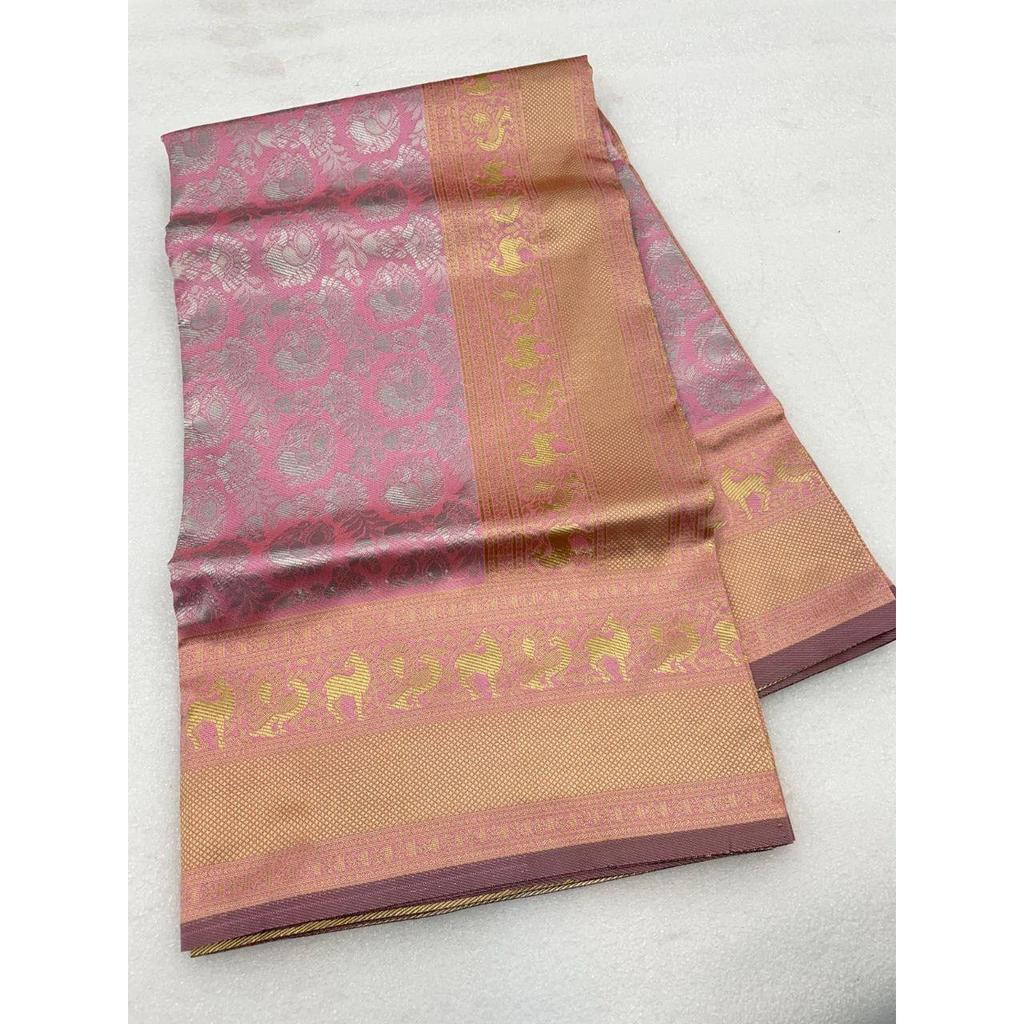 Это красивое сари элегантно украшено великолепным жаккардовым плетением, которое придает образу идеальный вид.