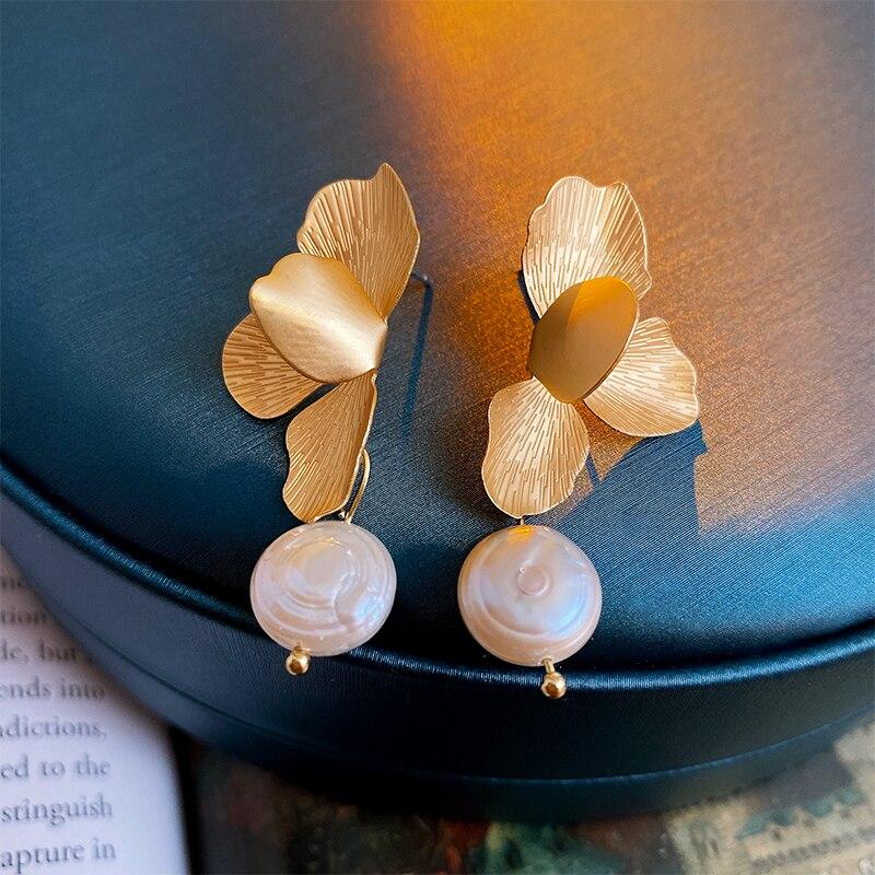 Elegant Natural Imitation Pearls Earrings For Women Vintage Golden Petals Flower Drop Earring Jewelry For Party Wedding