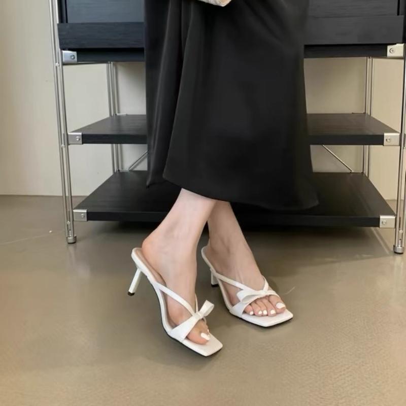 Дизайн Новые тапочки Туфли на высоком каблуке Осень Лучший уличный образ Женские сандалии с бантом и квадратным носком на клипсах и ремешками для женщин Шлепанцы