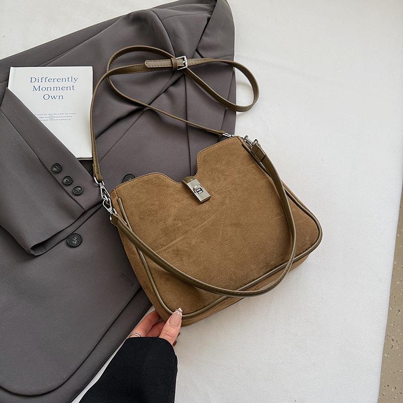 Винтажная матовая минималистичная сумка кроссбоди на плечо большой вместимости 2025