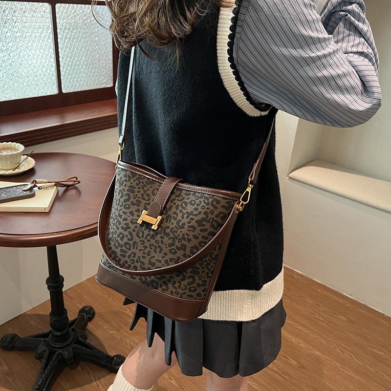 Niche Retro Matte Soft Leather Bucket Bag Women's Bag New High-end Versatile Small Bag Portable Shoulder Messenger Bag