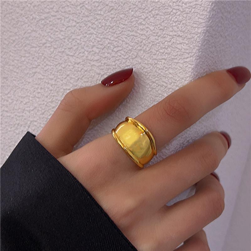 Женское высококачественное металлическое кольцо с мятой текстурой - уникальный дизайн, открытый стиль, легкая роскошь, простой, но элегантный аксессуар для широкого указательного пальца