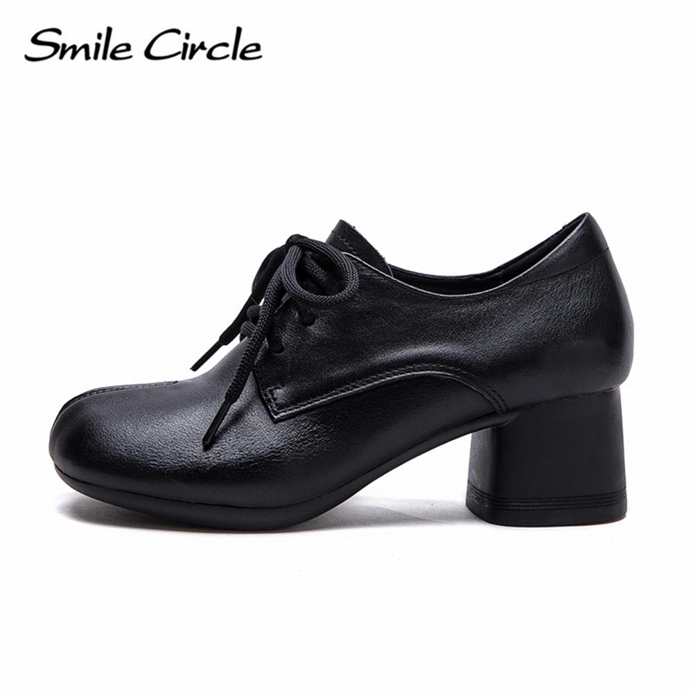 Женская обувь из натуральной кожи со шнуровкой и круглым носком на высоком каблуке. Удобная модная повседневная обувь.