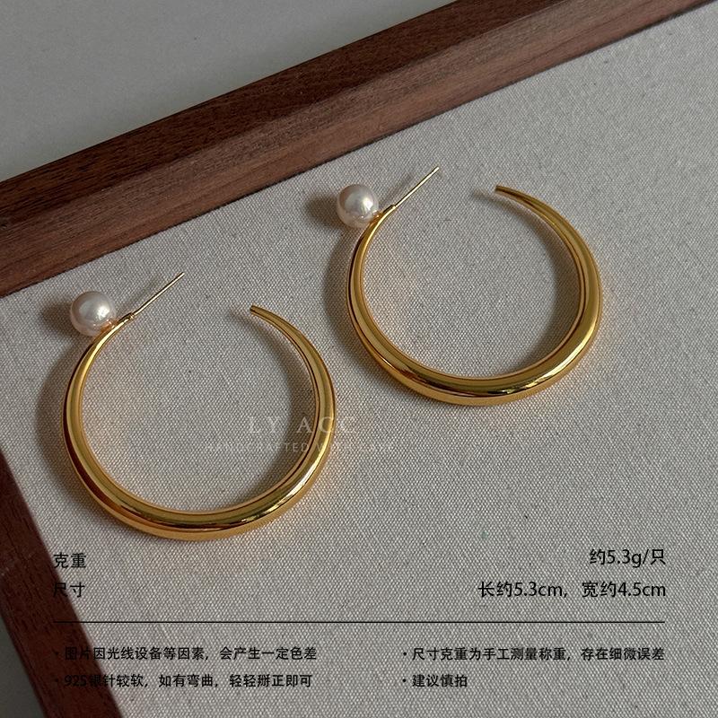 Glossy rough gold C-ring pearl ear hook retro simple ring curved earrings French commuter temperament versatile earrings