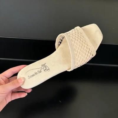 Мягкая кожа рыболовная сетка поверхность квадратная голова открытый носок сандалии женские лето 2025 новые однословные плоская подошва прохладные шлепанцы для улицы