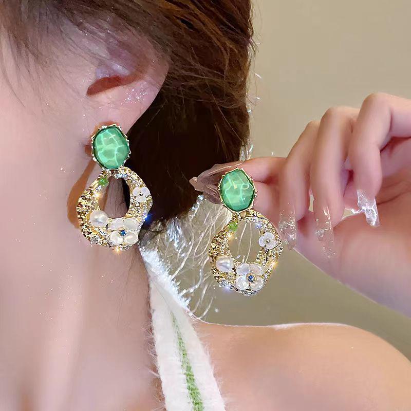 Летние серьги в корейском стиле с зелеными цветами - Элегантные, универсальные, милые пусеты для свежего, модного образа