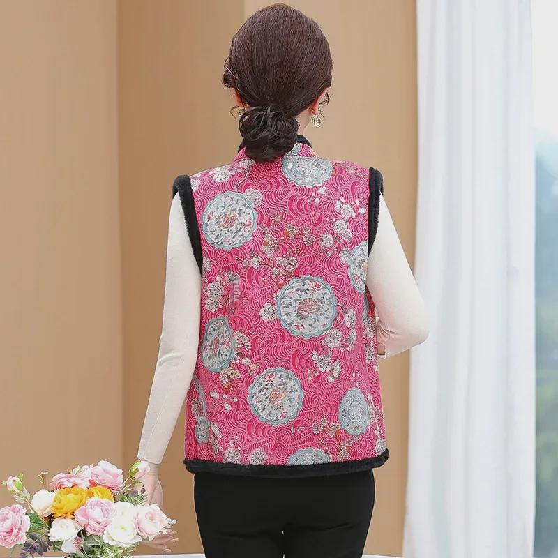 New Style Velvet-Lined Buttoned Vest for Middle-Aged Women - Warm and Fashionable for Autumn/Winter.