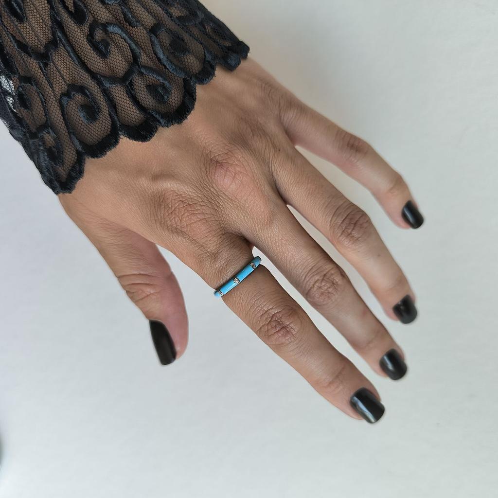 Серебряное кольцо с емаллю, фианитами, вес изделия 1,91 гр (60002256)