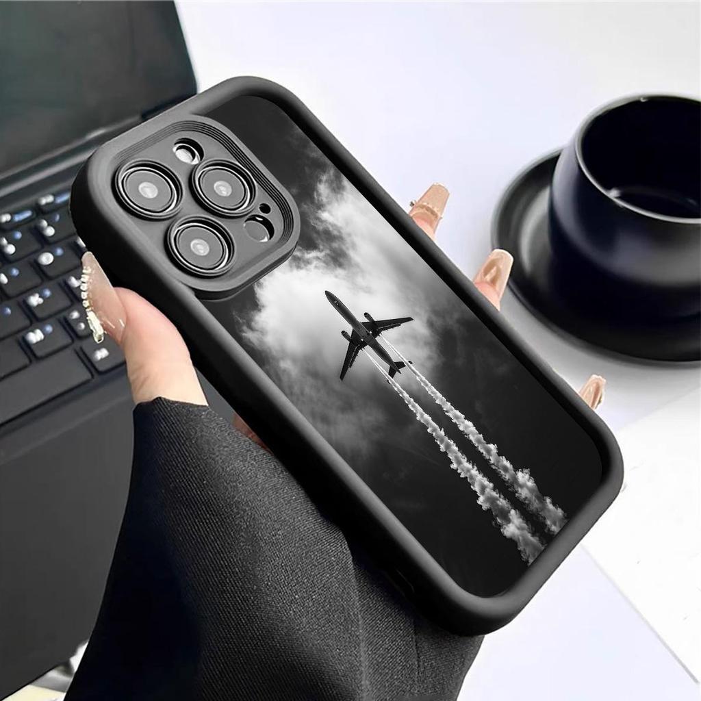 Черный кейс с желобками для iPhone 14/15/16/17 Pro Max