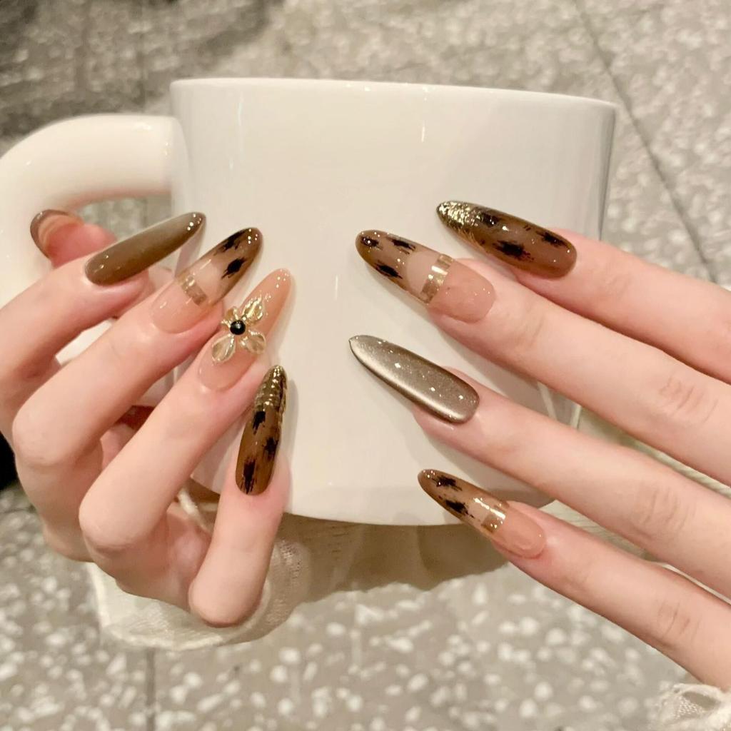 Maillard smudges cat's eyes purely handmade wearing armor to show white ins style advanced sense autumn and winter nail art patch fake nails