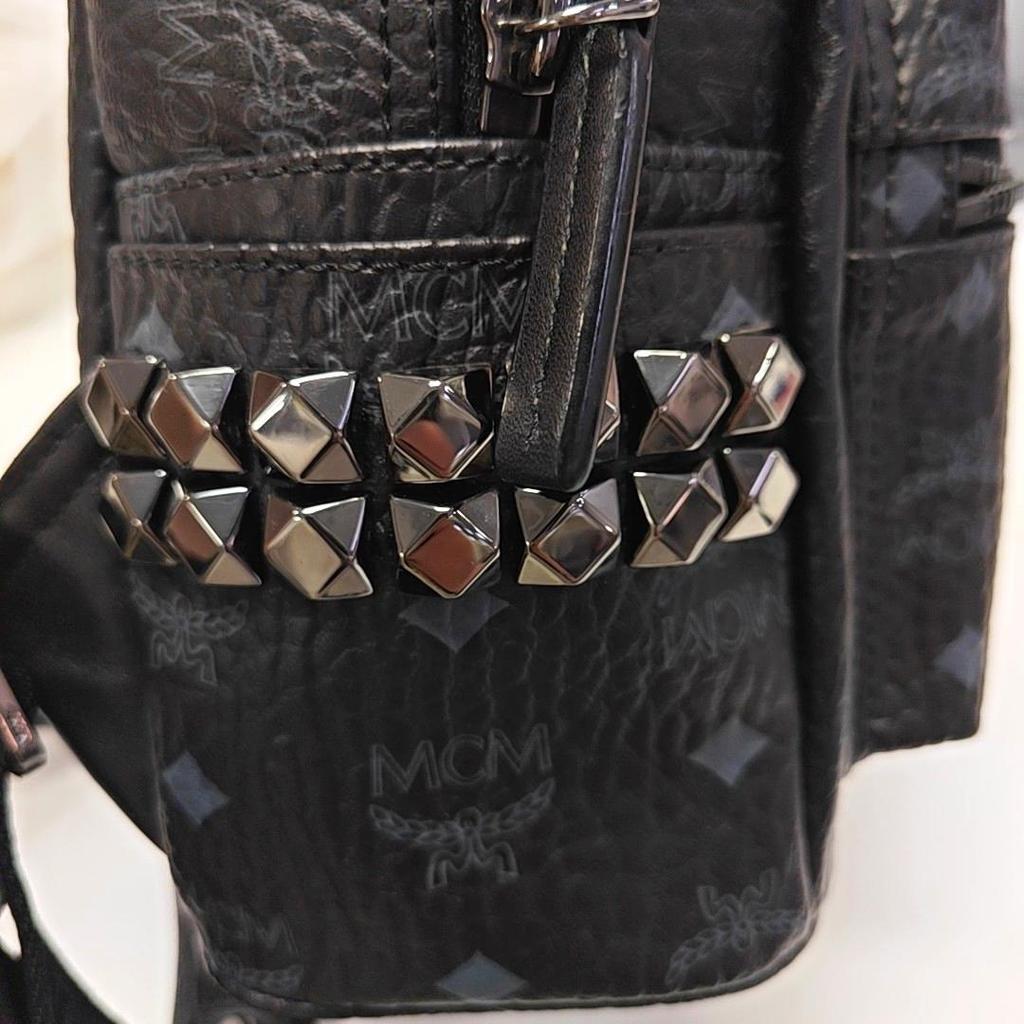 [Pre-Owned] Stark Visetos Classic Double-Sided Studded Handheld Shoulder Crossbody Backpack - Excellent #1MR8IUG