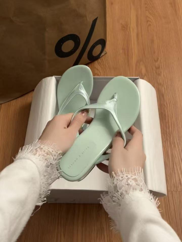 Французский скошенный каблук, щиплющие ногу, крутые тапочки, женская высококлассная уличная обувь, новинка 2025, шлепанцы в сказочном стиле, летняя юбка