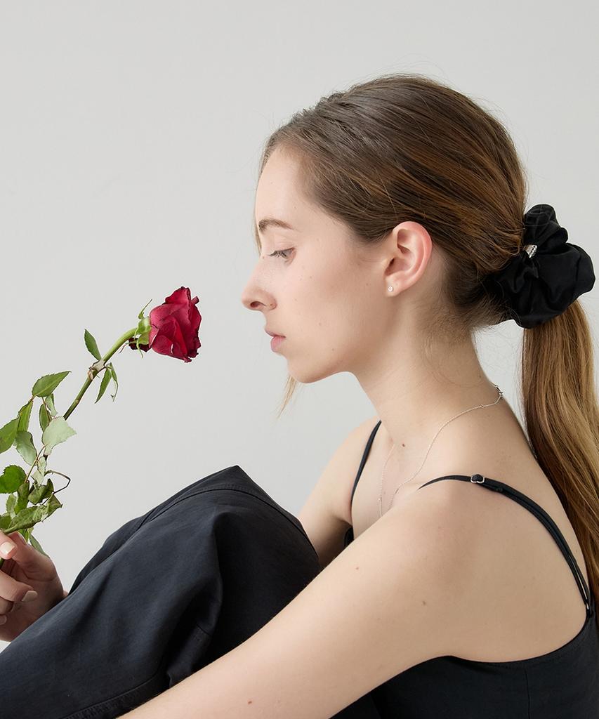 Шелковый scrunchie Aphrose с логотипом в рамке (черный)