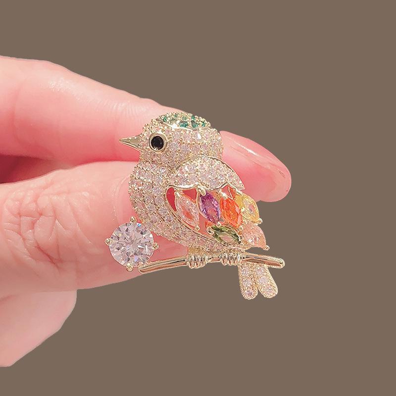 Summer Anti-Exposure Brooch: Fashionable and Luxurious Collar Pin for Women.