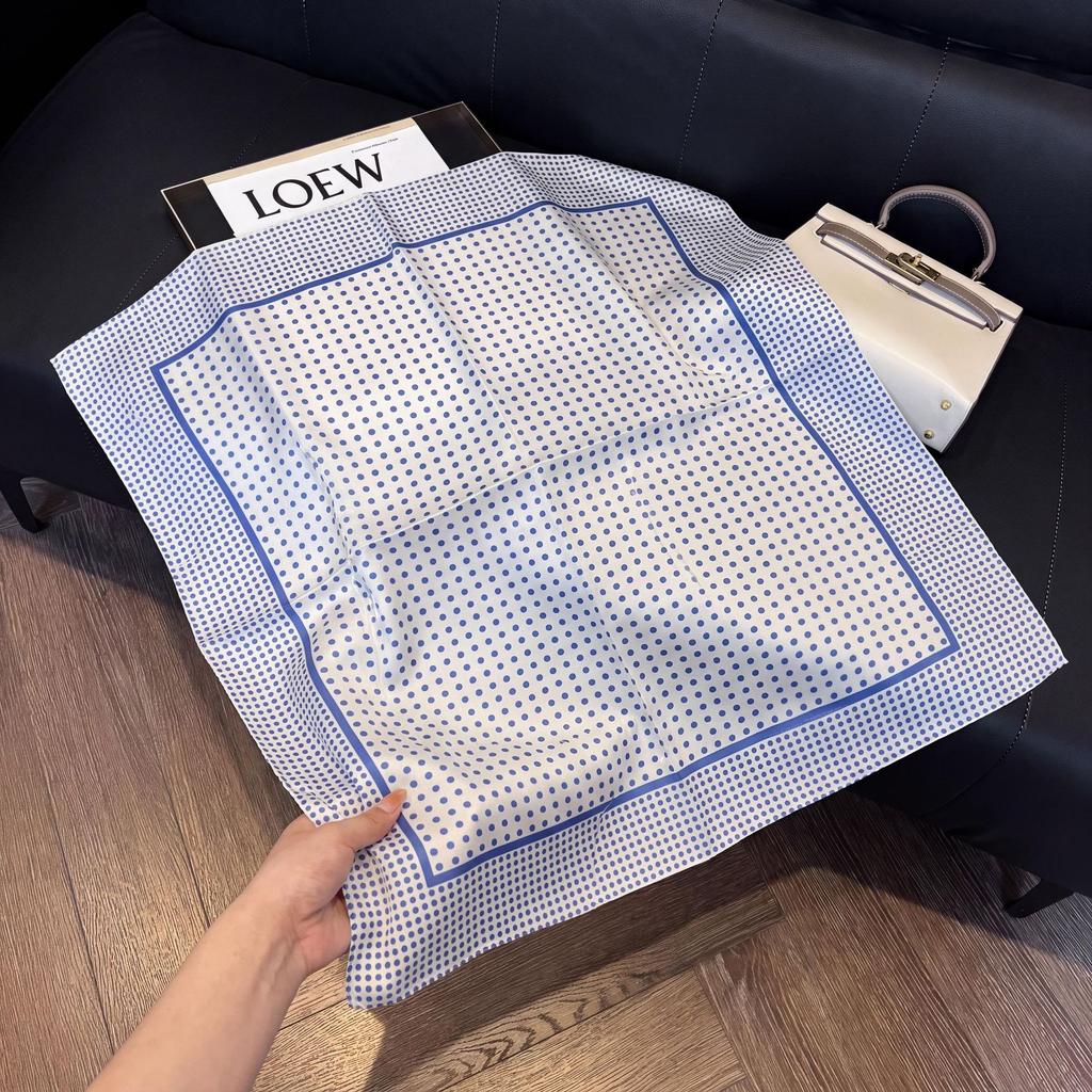 Silky skin-friendly fabric, high-end silk scarf, foreign style fashion neck care scarf 71 small square scarf, mother scarf, small scarf.