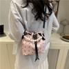 Милая сумка-ведро женская сумка 2025 новая осенняя с бантом портативная сумка на плечо литературная и для отдыха сумка-мессенджер для поездок на работу