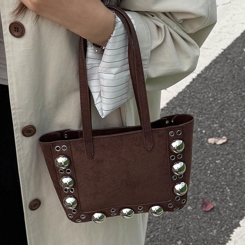 Ретро замшевая сумка на одно плечо, сумка с заклепками, стильная сумка под мышкой