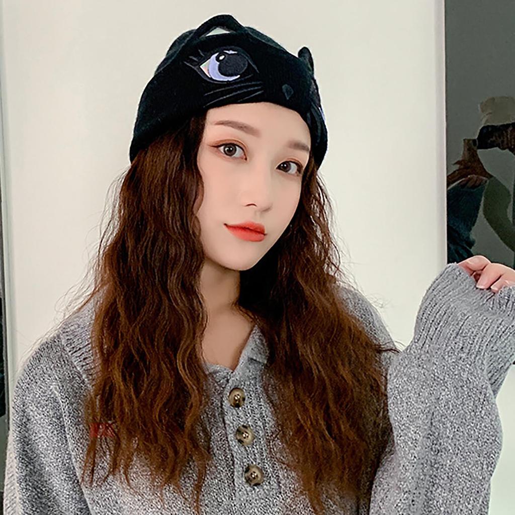 Женская зимняя вязаная шапка-бини с кошачьей тематикой и вышитыми глазами