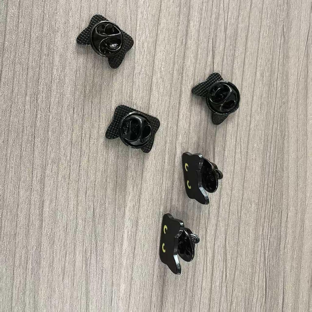 Creative Black Cat Metal Badge: Cute Eyes Design for Trendy Clothing and Backpack Decoration