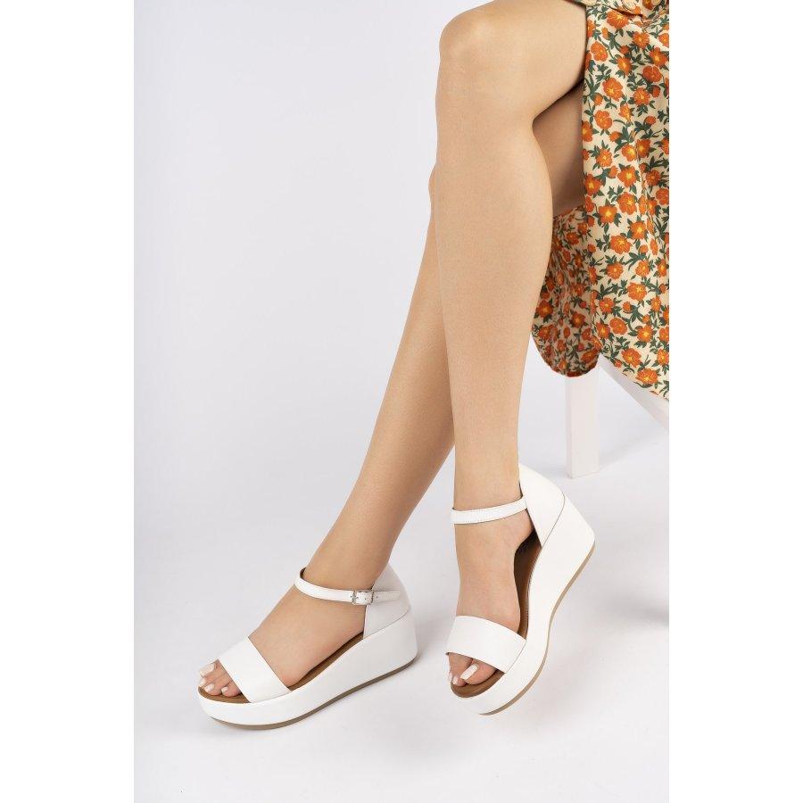 Женские босоножки на танкетке из натуральной кожи