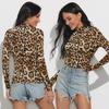 Женская облегающая футболка с леопардовым принтом, высоким воротником и длинными рукавами - осенний модный стиль