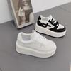 Туфли-кроссовки из мягкой кожи с цветком, маленькие белые, новинка осени и зимы 2025, спортивные и повседневные на шнуровке, печенье на толстой подошве, с внутренней танкеткой