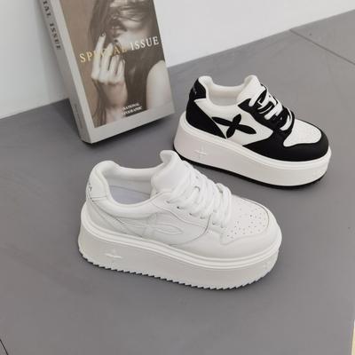 Туфли-кроссовки из мягкой кожи с цветком, маленькие белые, новинка осени и зимы 2025, спортивные и повседневные на шнуровке, печенье на толстой подошве, с внутренней танкеткой