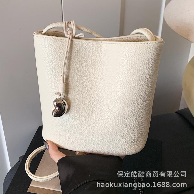 Персонализированная модная трендовая сумка-ведро 2025 новая изысканная нишевая простая темпераментная наплечная сумка летняя сумка-мессенджер